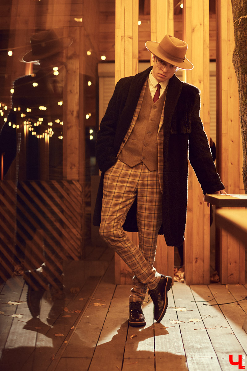 Нетипичный бухгалтер в здании. Рэпер Егор Иванов из дуэта BLESSWOOD поясняет за розовую шапку, шубу мечты и несочетаемые вещи. А еще демонстрирует шерстяной костюм в стиле Томаса Шелби