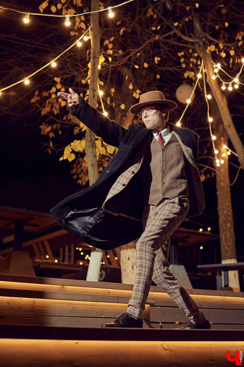 Нетипичный бухгалтер в здании. Рэпер Егор Иванов из дуэта BLESSWOOD поясняет за розовую шапку, шубу мечты и несочетаемые вещи. А еще демонстрирует шерстяной костюм в стиле Томаса Шелби