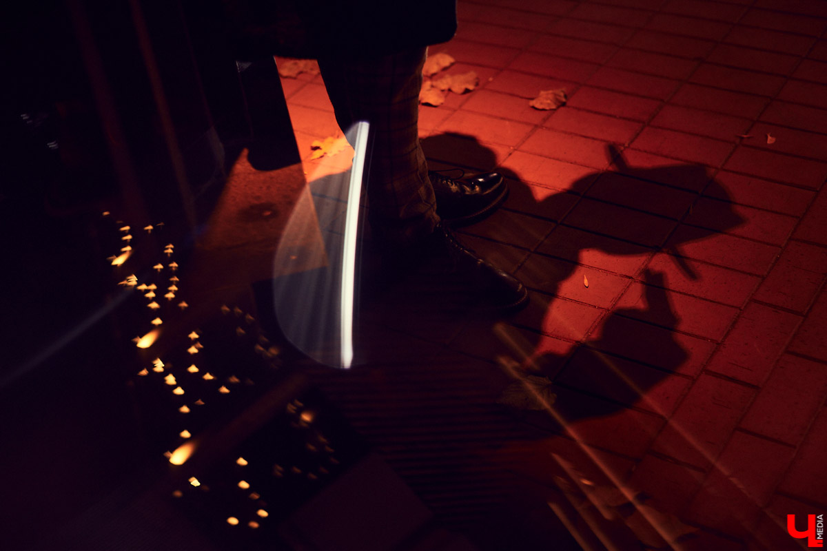 Нетипичный бухгалтер в здании. Рэпер Егор Иванов из дуэта BLESSWOOD поясняет за розовую шапку, шубу мечты и несочетаемые вещи. А еще демонстрирует шерстяной костюм в стиле Томаса Шелби