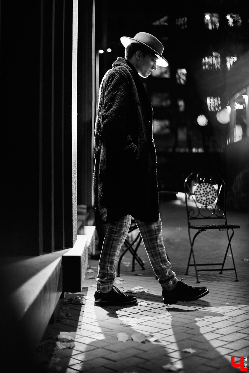 Нетипичный бухгалтер в здании. Рэпер Егор Иванов из дуэта BLESSWOOD поясняет за розовую шапку, шубу мечты и несочетаемые вещи. А еще демонстрирует шерстяной костюм в стиле Томаса Шелби