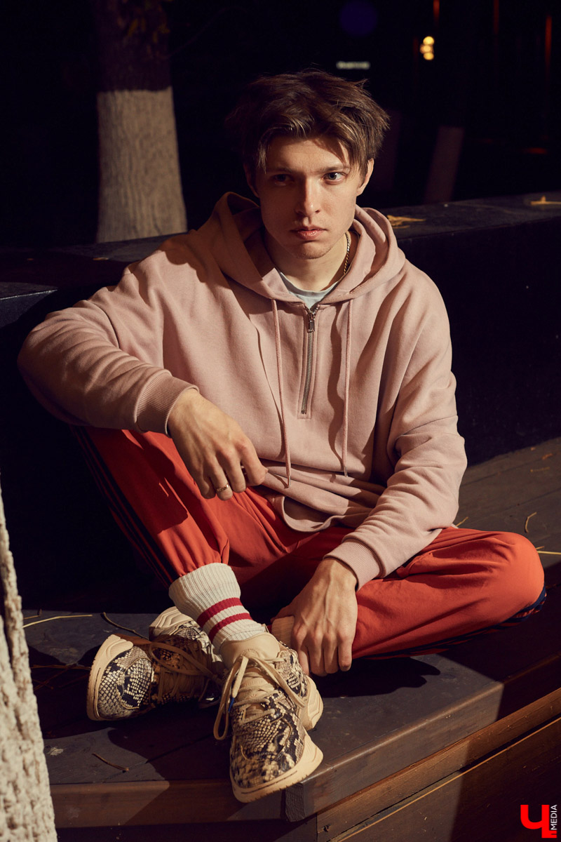 Нетипичный бухгалтер в здании. Рэпер Егор Иванов из дуэта BLESSWOOD поясняет за розовую шапку, шубу мечты и несочетаемые вещи. А еще демонстрирует шерстяной костюм в стиле Томаса Шелби