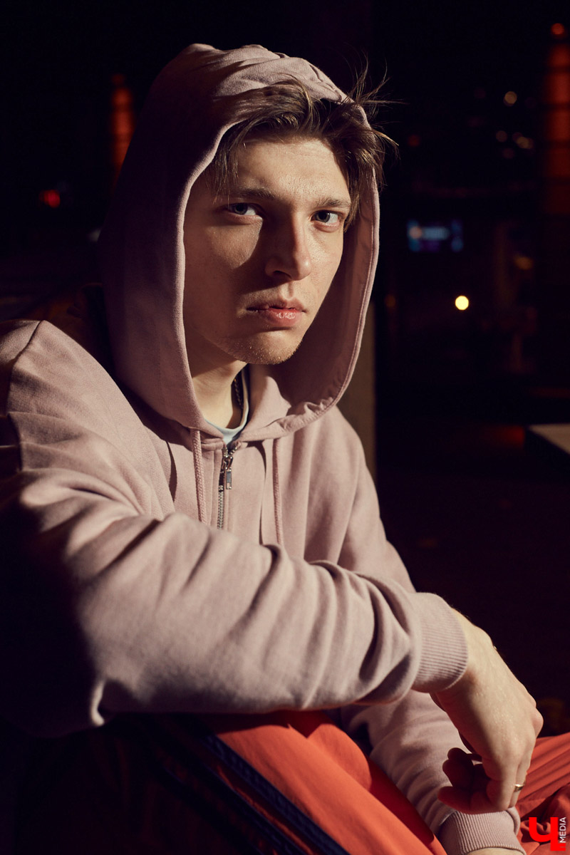 Нетипичный бухгалтер в здании. Рэпер Егор Иванов из дуэта BLESSWOOD поясняет за розовую шапку, шубу мечты и несочетаемые вещи. А еще демонстрирует шерстяной костюм в стиле Томаса Шелби