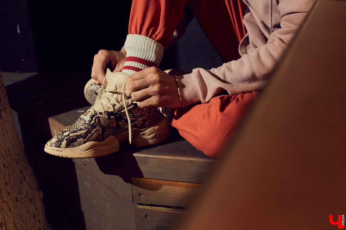 Нетипичный бухгалтер в здании. Рэпер Егор Иванов из дуэта BLESSWOOD поясняет за розовую шапку, шубу мечты и несочетаемые вещи. А еще демонстрирует шерстяной костюм в стиле Томаса Шелби