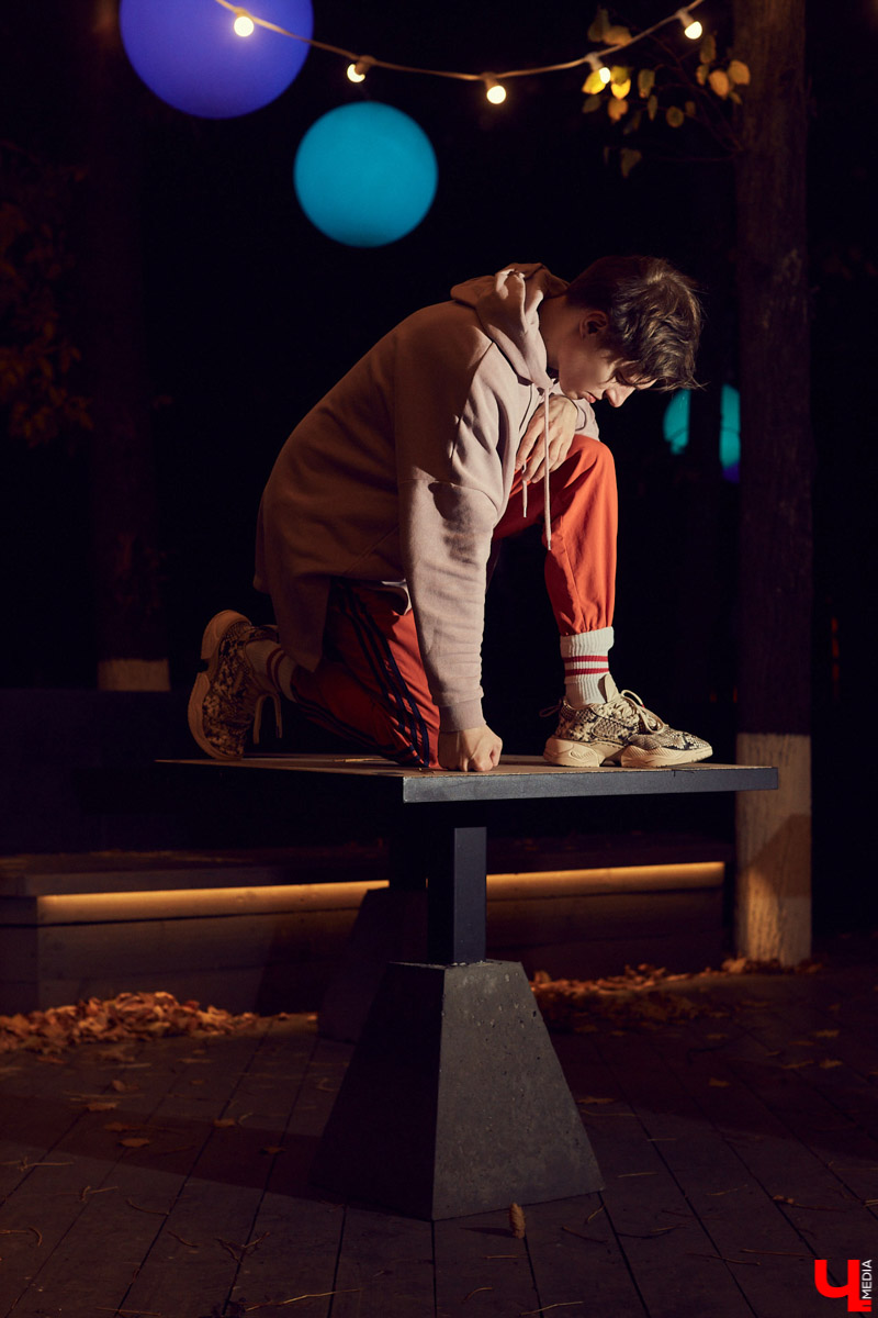 Нетипичный бухгалтер в здании. Рэпер Егор Иванов из дуэта BLESSWOOD поясняет за розовую шапку, шубу мечты и несочетаемые вещи. А еще демонстрирует шерстяной костюм в стиле Томаса Шелби