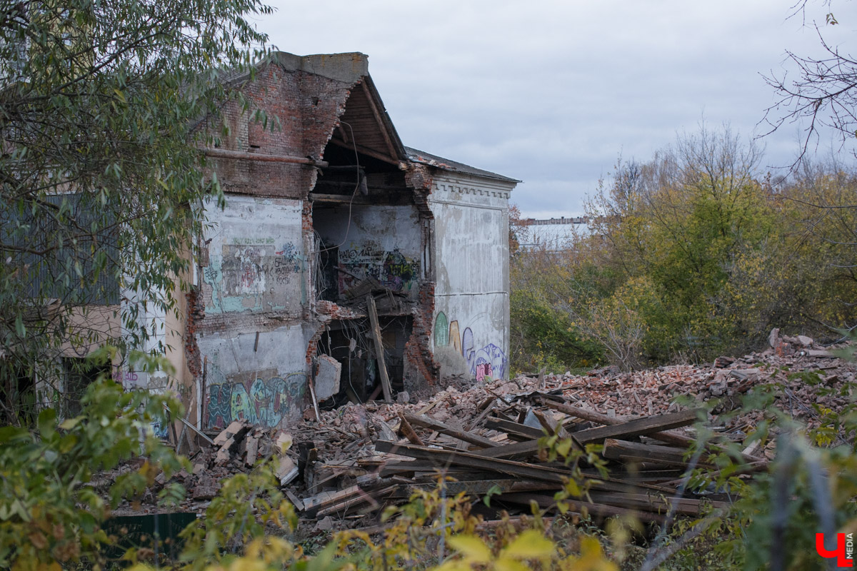 На Студеной горе сносят здание заброшенной спортшколы. Что будет с освободившейся территорией в будущем?
