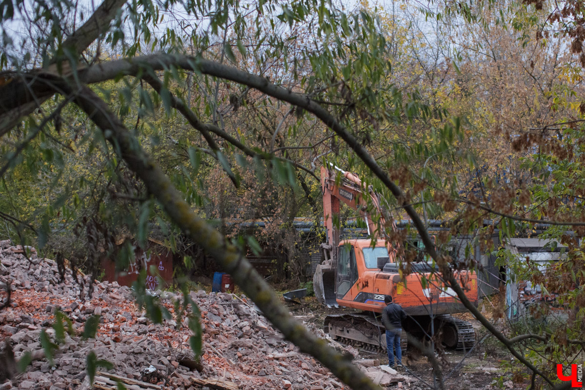 На Студеной горе сносят здание заброшенной спортшколы. Что будет с освободившейся территорией в будущем?