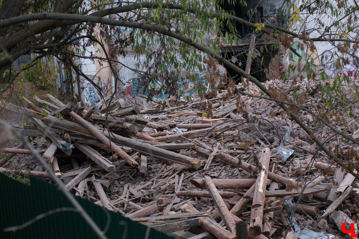 На Студеной горе сносят здание заброшенной спортшколы. Что будет с освободившейся территорией в будущем?