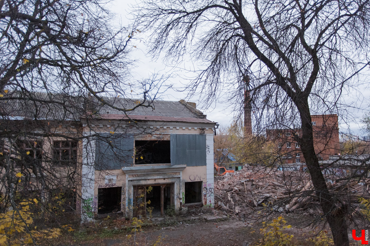 На Студеной горе сносят здание заброшенной спортшколы. Что будет с освободившейся территорией в будущем?