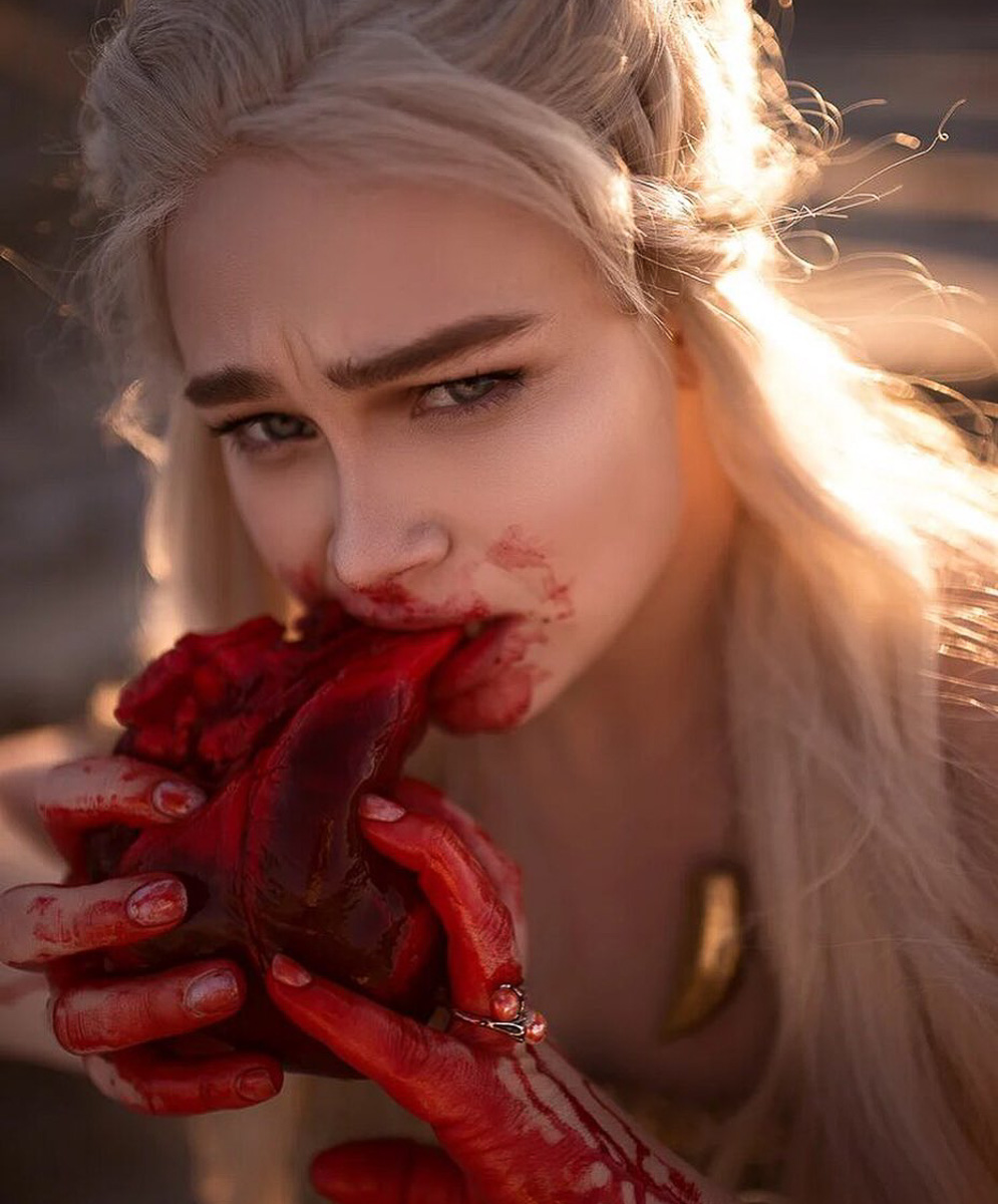 Елизавета Иода - блогер, которая на фото и видео преображается в диснеевских принцесс, сказочных персонажей и героев фильмов. Теперь девушка - героиня рекламной кампании TikTok