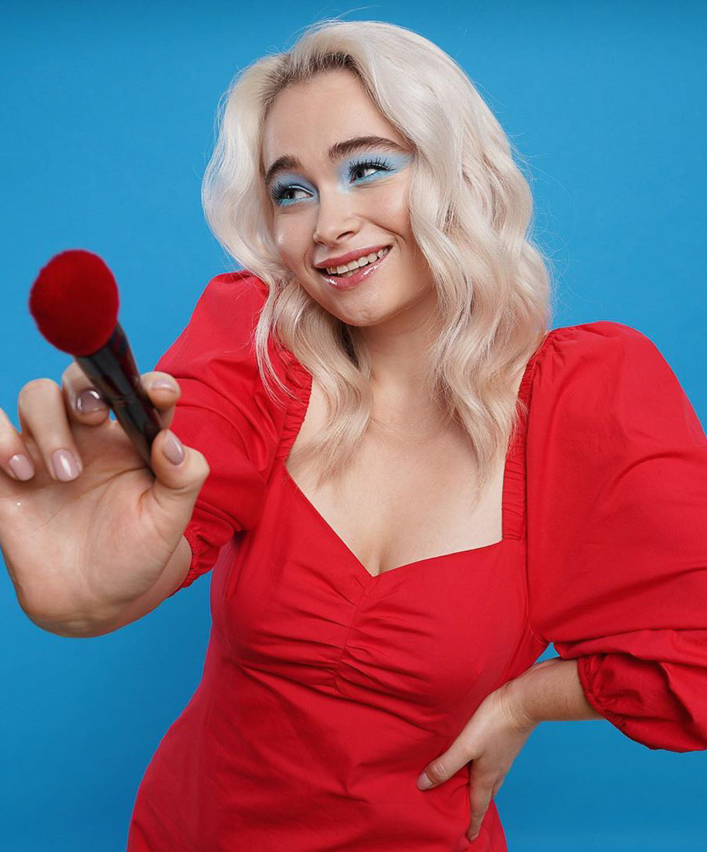 Елизавета Иода - блогер, которая на фото и видео преображается в диснеевских принцесс, сказочных персонажей и героев фильмов. Теперь девушка - героиня рекламной кампании TikTok