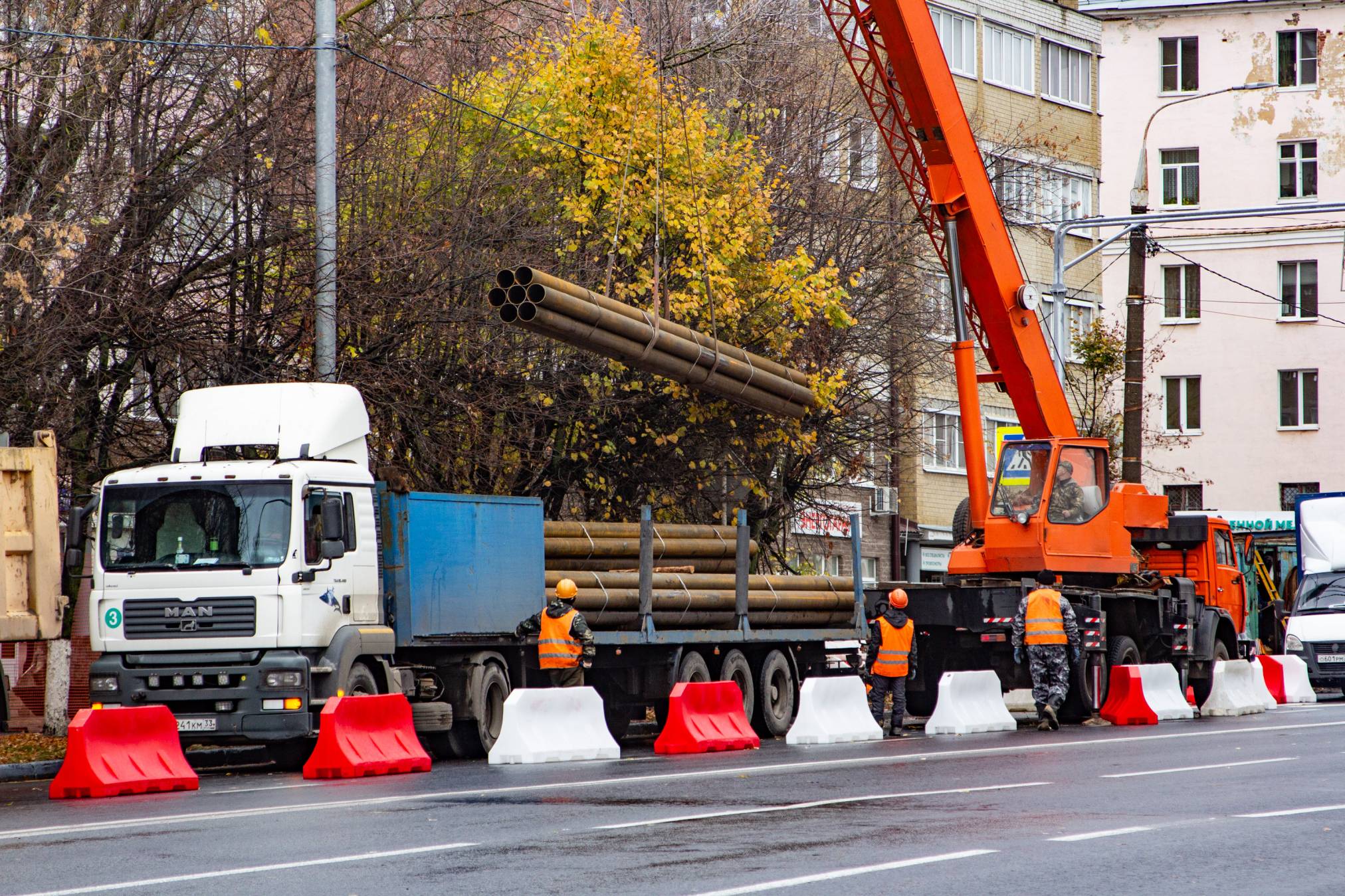 На Октябрьском проспекте возможны пробки - часть полос перекрыта. И это не все важные транспортные новости