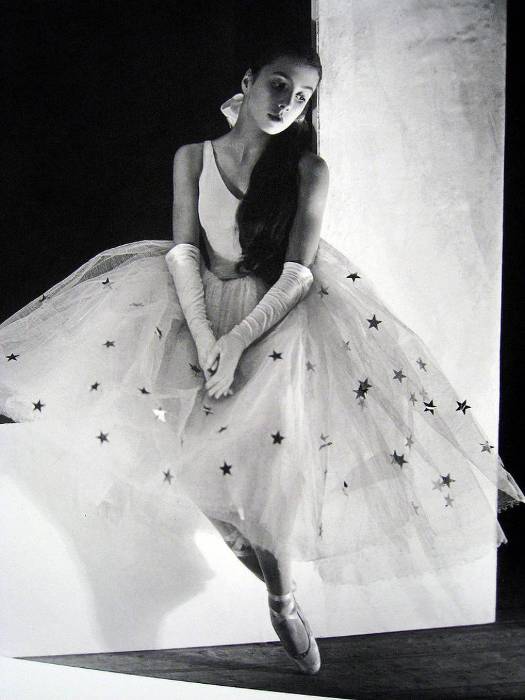 Во Владимире открылась выставка «Пыль чужих дорог», посвященная эмиграции. Мы выбрали несколько историй, связанных с женщинами, которые смогли прославиться за границей