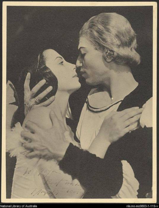 Во Владимире открылась выставка «Пыль чужих дорог», посвященная эмиграции. Мы выбрали несколько историй, связанных с женщинами, которые смогли прославиться за границей