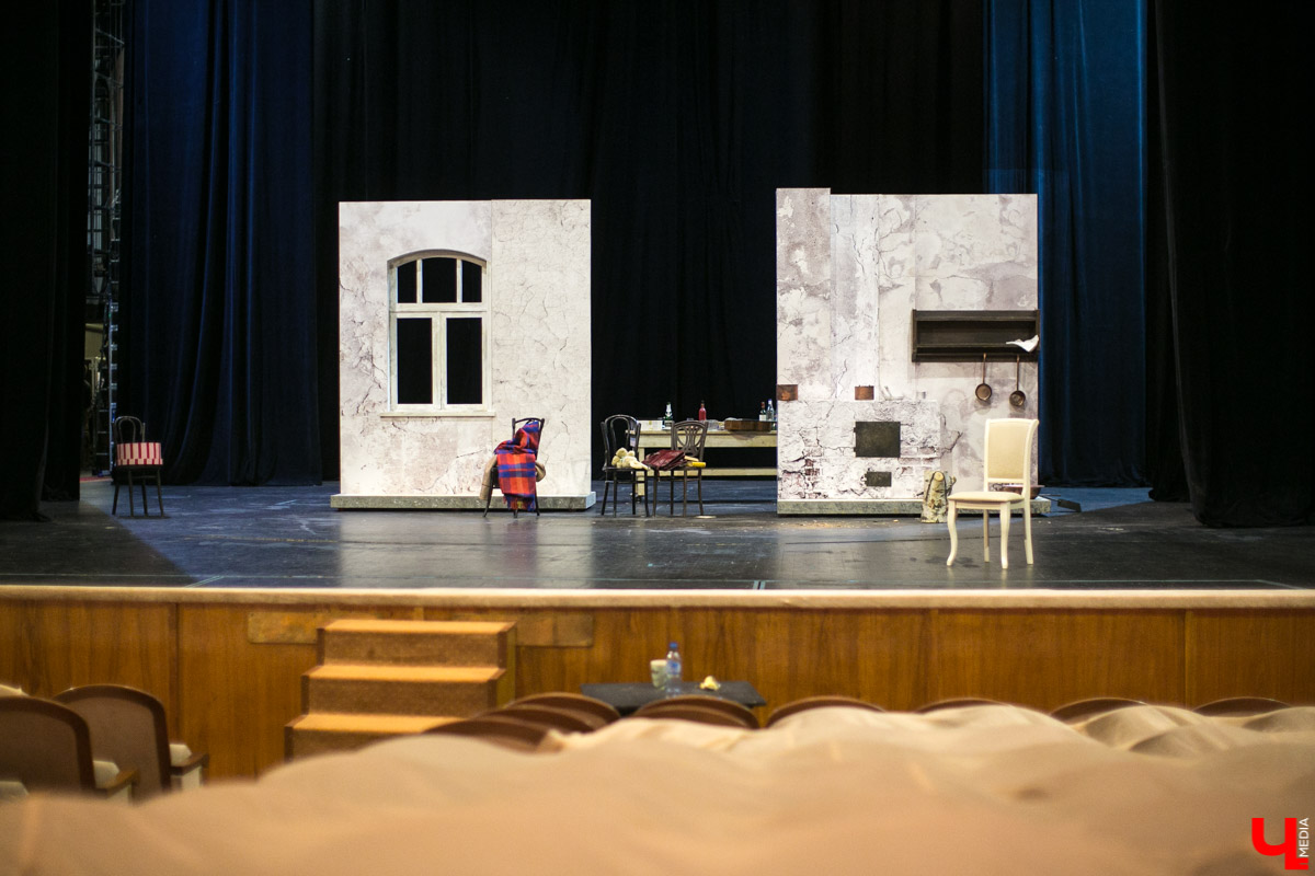 Как держится драмтеатр после случившегося летом, когда труппа сможет вернуться на родную сцену и хватит ли 400 млн на восстановление здания - узнали у режиссера Владимира Кузнецова