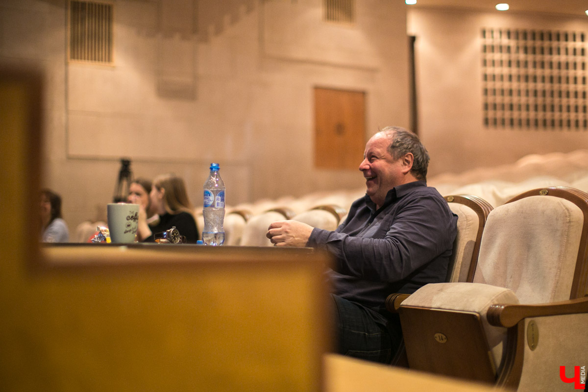 Как держится драмтеатр после случившегося летом, когда труппа сможет вернуться на родную сцену и хватит ли 400 млн на восстановление здания - узнали у режиссера Владимира Кузнецова