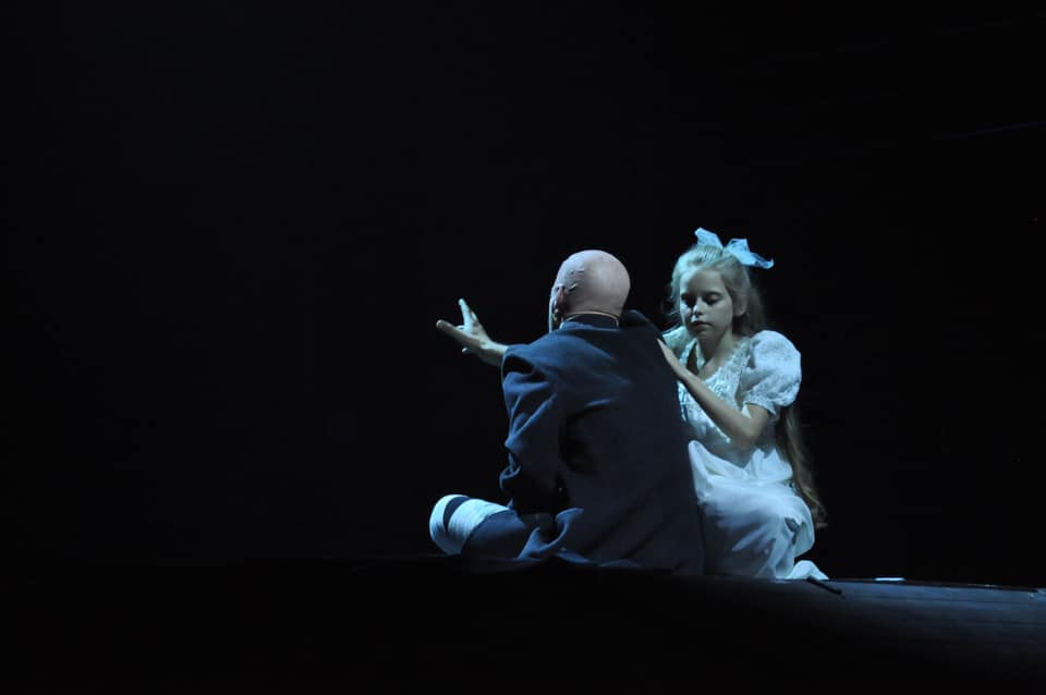 Как держится драмтеатр после случившегося летом, когда труппа сможет вернуться на родную сцену и хватит ли 400 млн на восстановление здания - узнали у режиссера Владимира Кузнецова