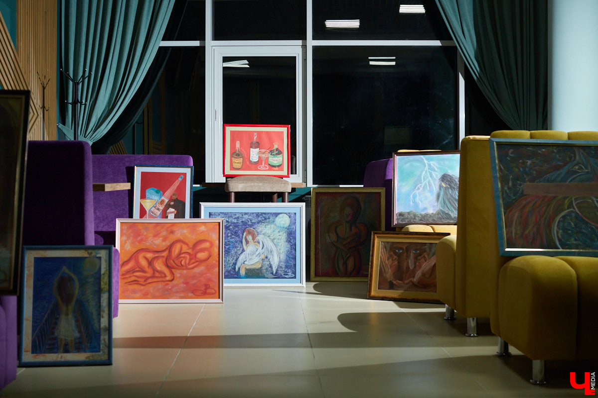 Хобби владимирского шеф-повара Сергея Лапочкина - творить картины в собственном необычном стиле emotion. В чем философия образов и концептуальность сюжетов, автор рассказал «Ключ-Медиа»