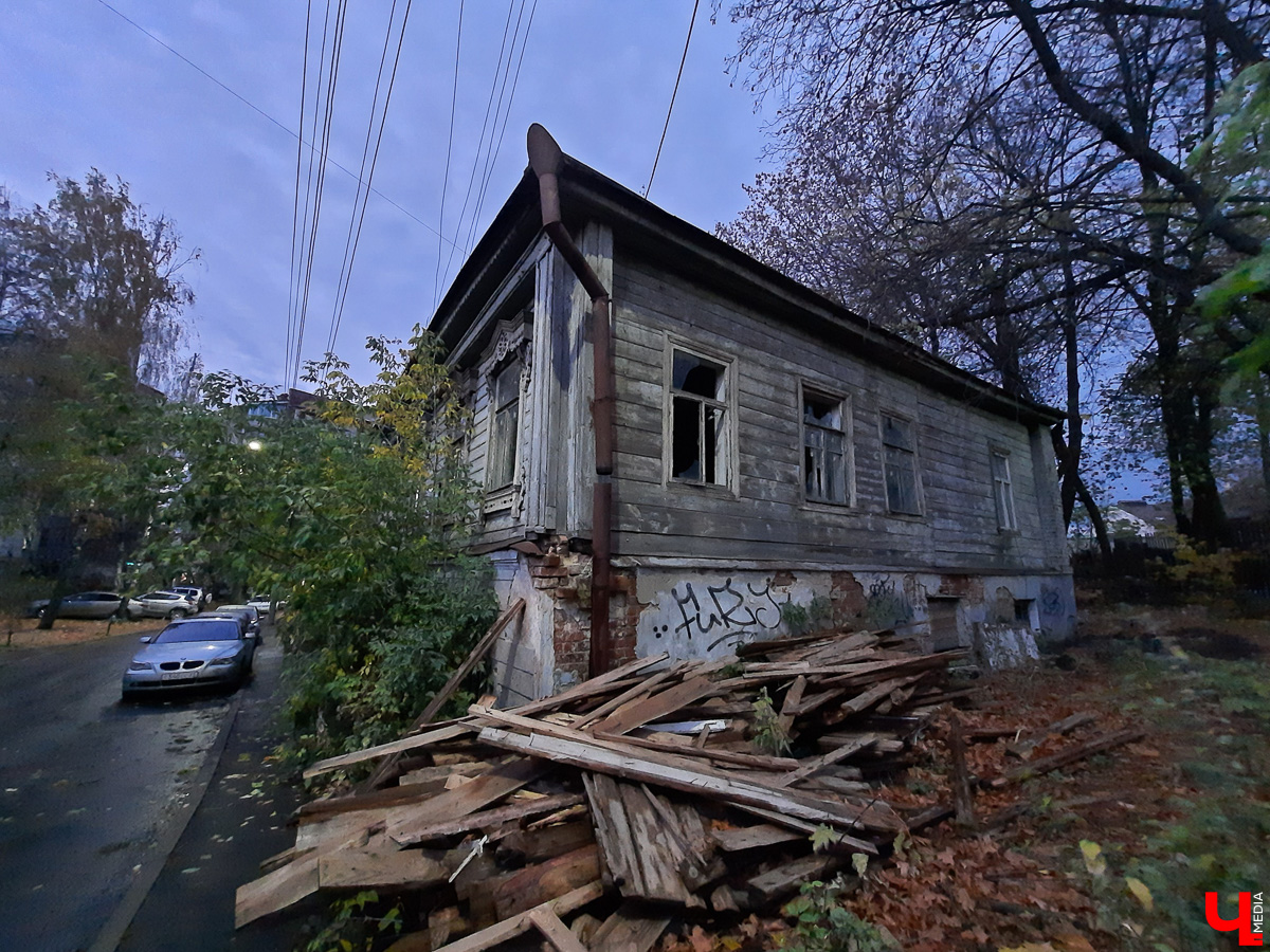 Прогулялись по улицам в центре Владимира. Большие и Малые Ременники помнят еще нашествие Батыя, поэтому есть что о них рассказать