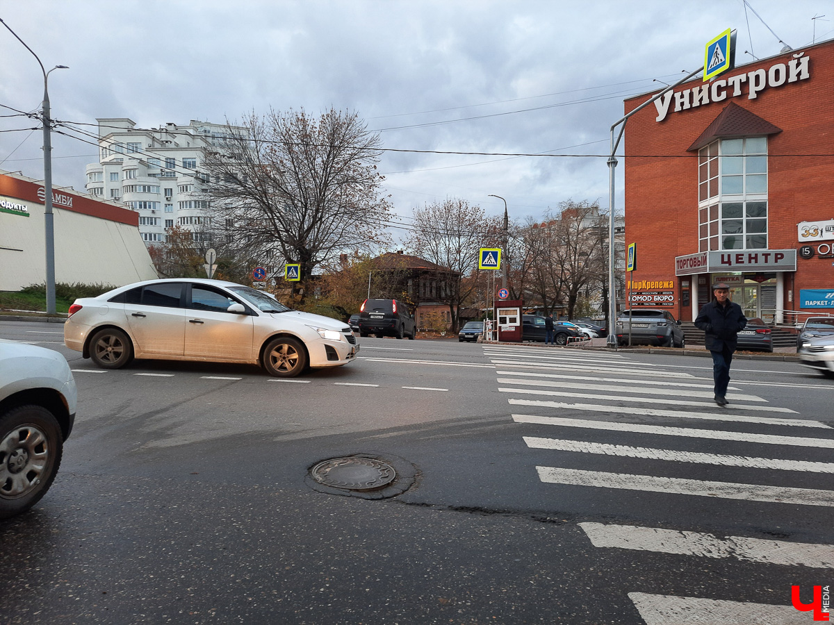 Прогулялись по улицам в центре Владимира. Большие и Малые Ременники помнят еще нашествие Батыя, поэтому есть что о них рассказать