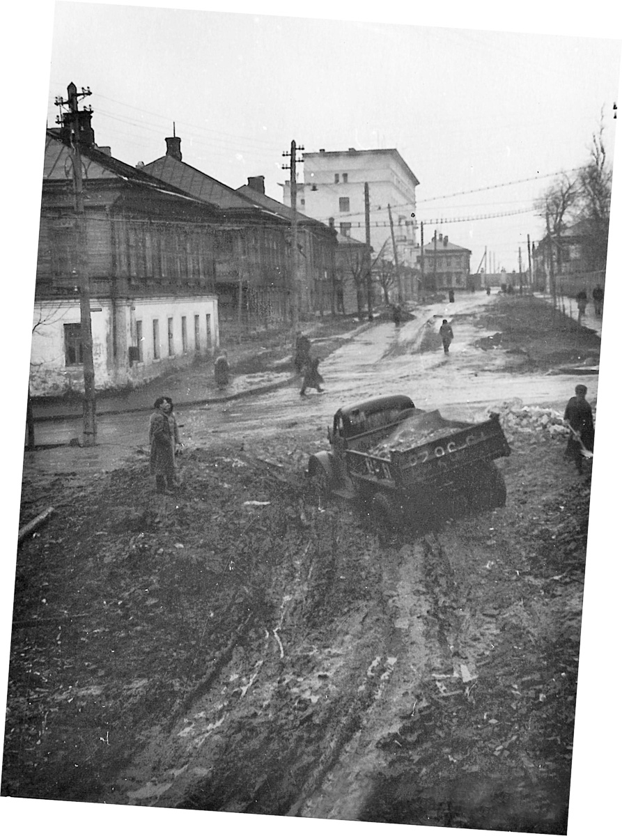 Прогулялись по улицам в центре Владимира. Большие и Малые Ременники помнят еще нашествие Батыя, поэтому есть что о них рассказать