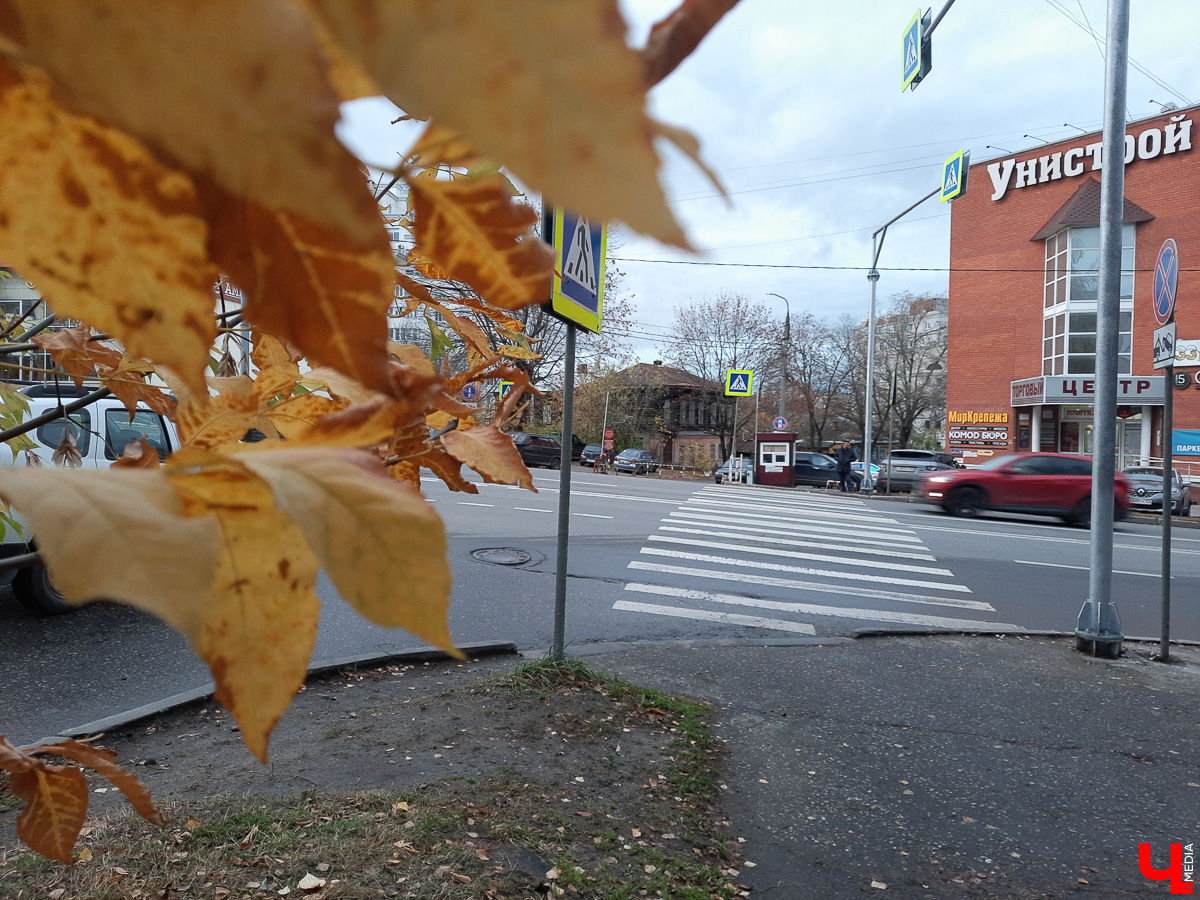Прогулялись по улицам в центре Владимира. Большие и Малые Ременники помнят еще нашествие Батыя, поэтому есть что о них рассказать