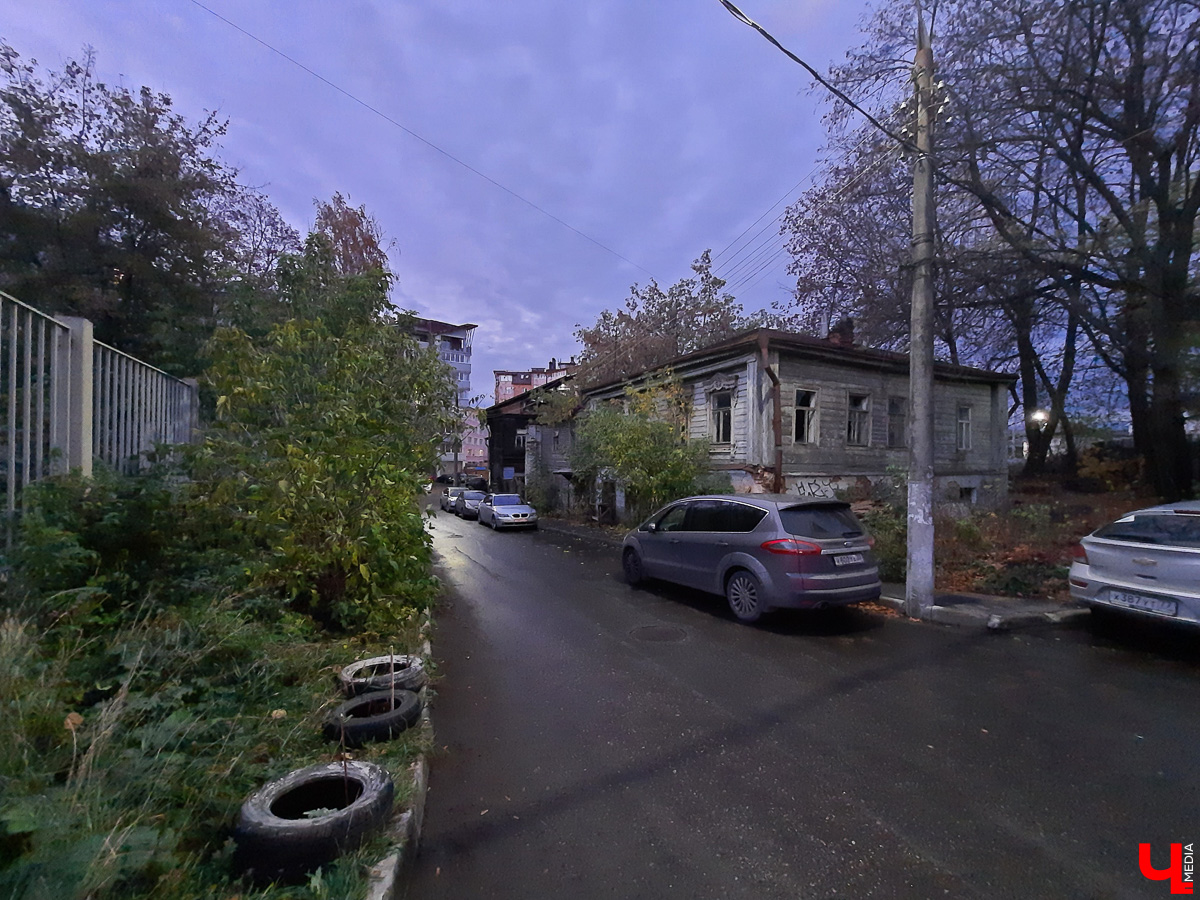 Прогулялись по улицам в центре Владимира. Большие и Малые Ременники помнят еще нашествие Батыя, поэтому есть что о них рассказать