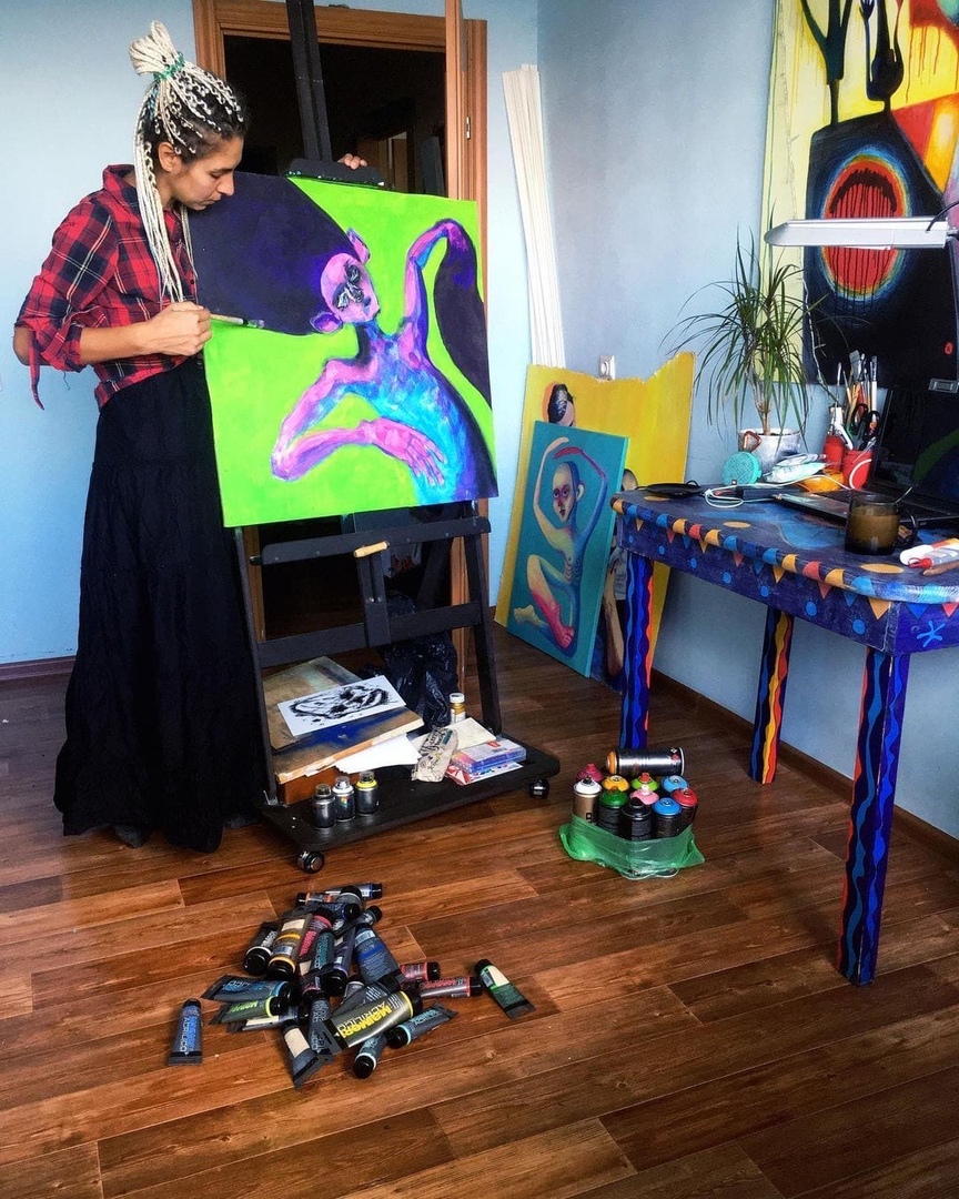 Талантливый человек талантлив во всем — это про Валентину Ивакину, которая, отработала 15 лет в журналистике, а потом с головой ушла в скульптуру, стрит-арт и живопись