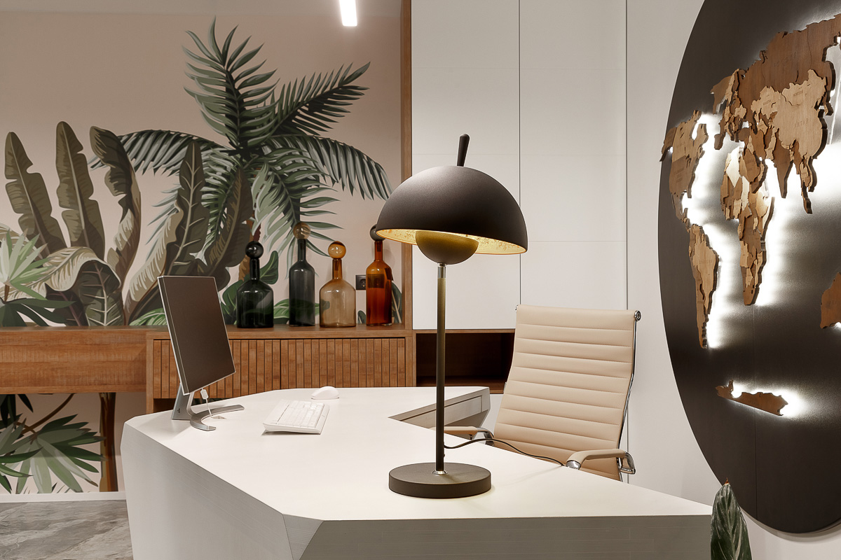 В нашем городе есть местечко, которое 100% лечит от осенней хандры. Речь идет об офисе туристического агентства. Заходишь туда, окунаешься в интерьерную экзотику и уже мысленно собираешь чемоданы на отдых