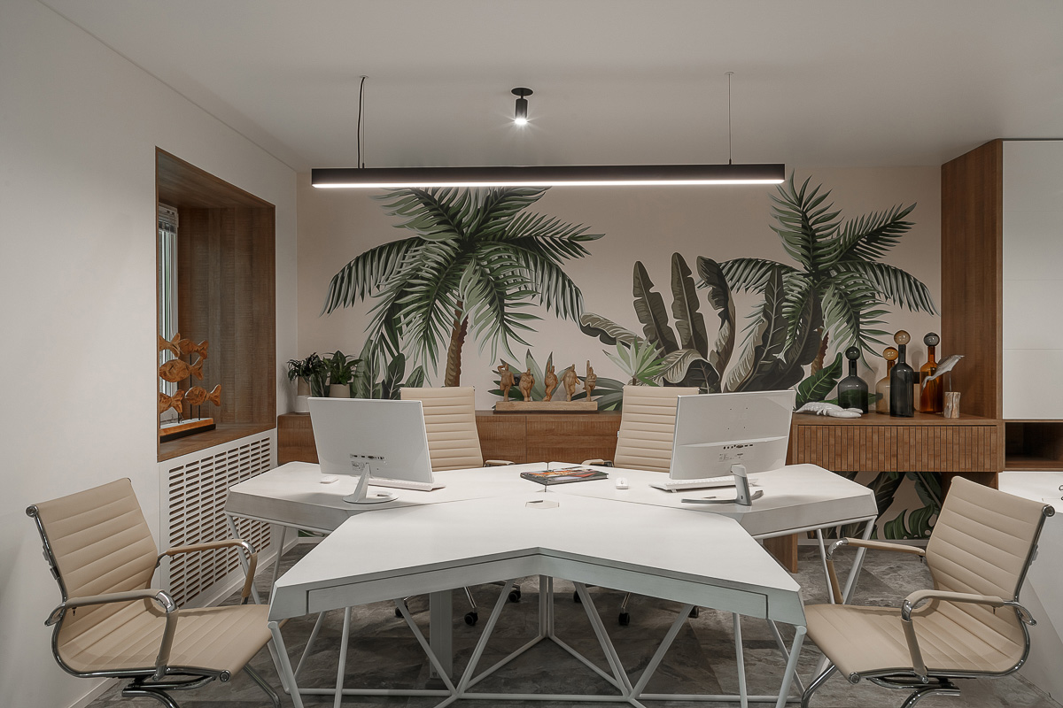 В нашем городе есть местечко, которое 100% лечит от осенней хандры. Речь идет об офисе туристического агентства. Заходишь туда, окунаешься в интерьерную экзотику и уже мысленно собираешь чемоданы на отдых