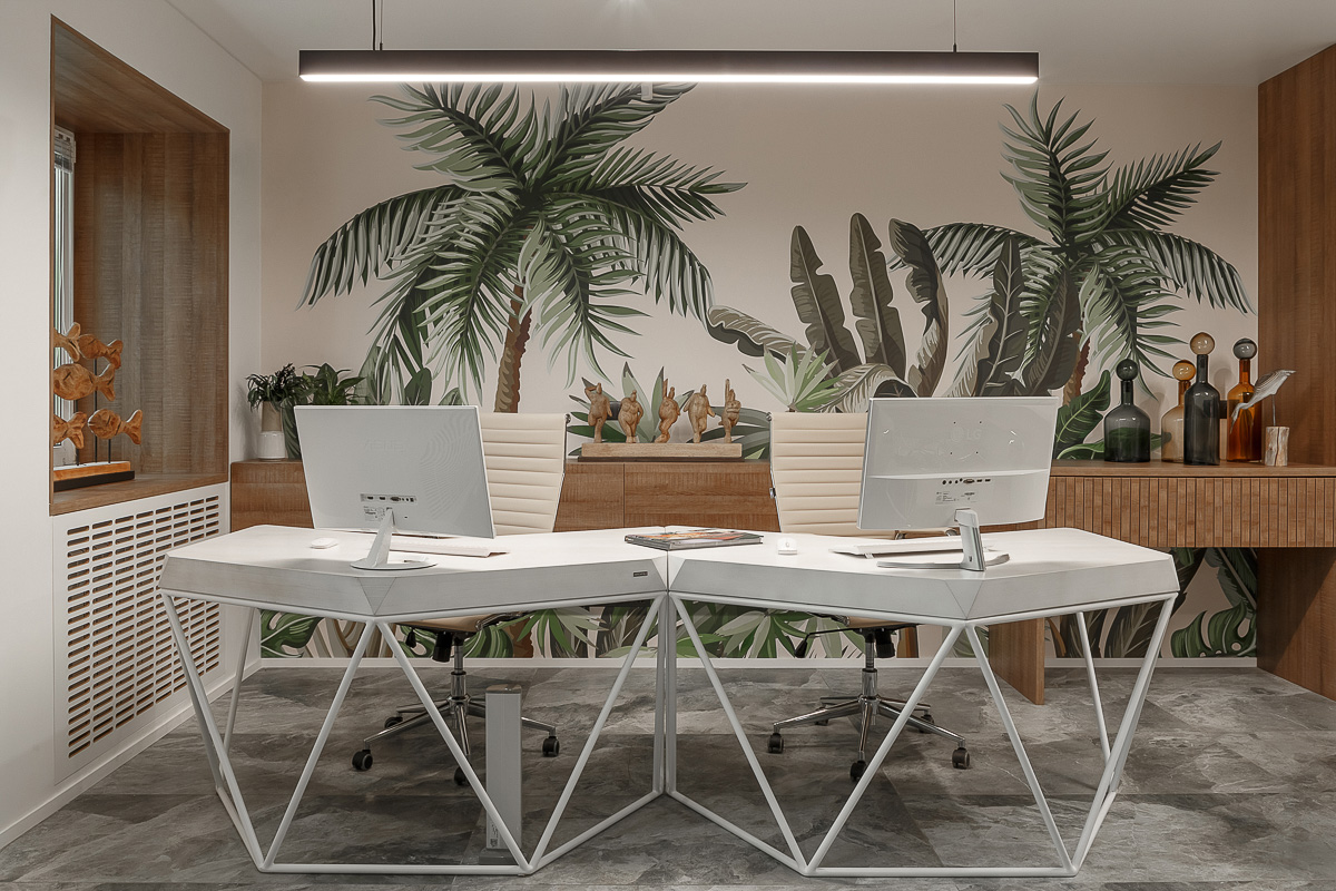 В нашем городе есть местечко, которое 100% лечит от осенней хандры. Речь идет об офисе туристического агентства. Заходишь туда, окунаешься в интерьерную экзотику и уже мысленно собираешь чемоданы на отдых