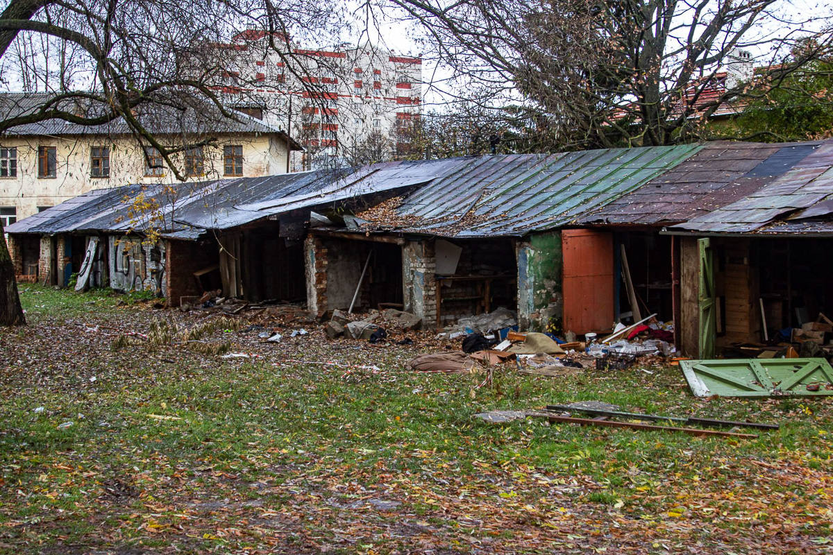 Сразу 6 объектов в поле зрения строителей. Что-то возводят со спорами, что-то только планируют, что-то, возможно, реконструируют