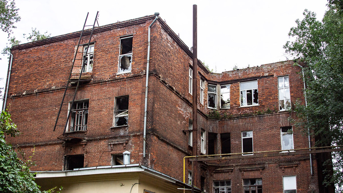 Сразу 6 объектов в поле зрения строителей. Что-то возводят со спорами, что-то только планируют, что-то, возможно, реконструируют