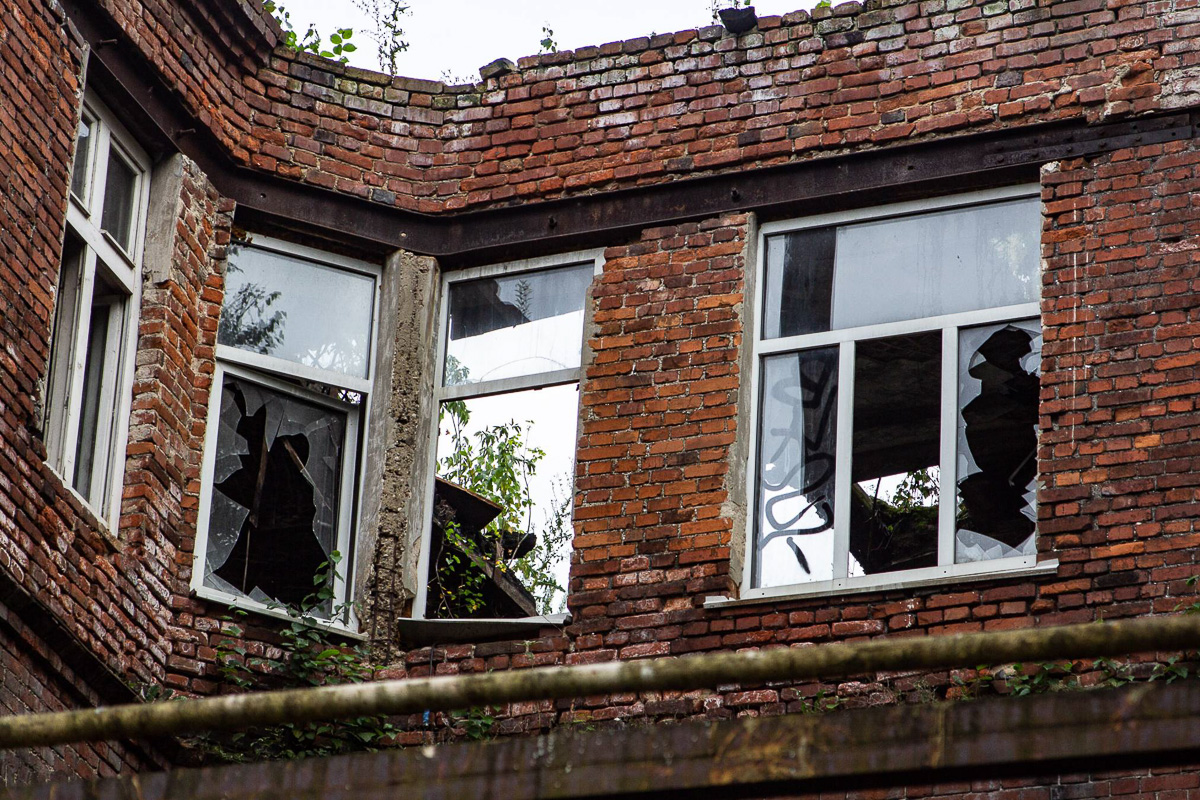 Сразу 6 объектов в поле зрения строителей. Что-то возводят со спорами, что-то только планируют, что-то, возможно, реконструируют