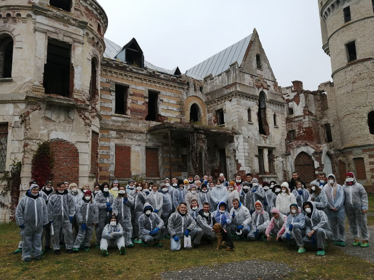 Сразу 6 объектов в поле зрения строителей. Что-то возводят со спорами, что-то только планируют, что-то, возможно, реконструируют