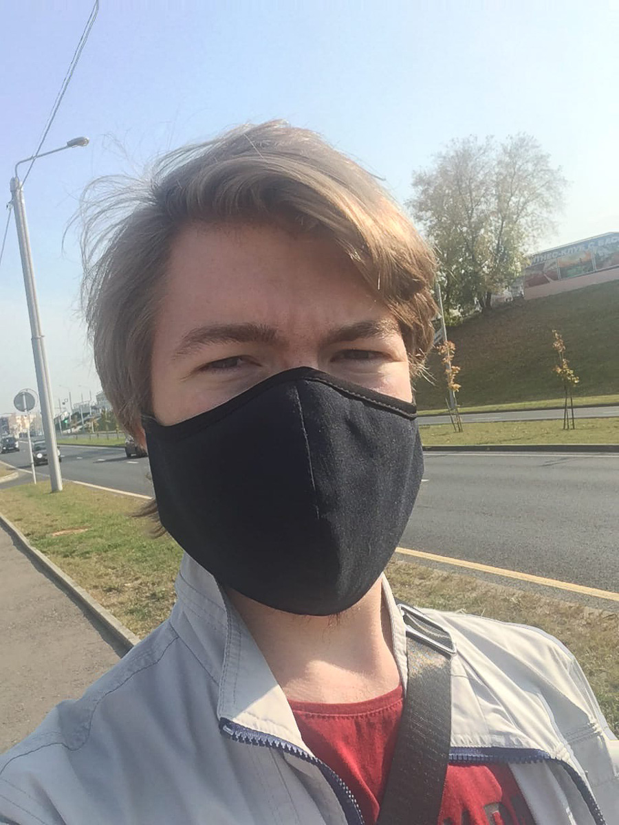Пока его сверстники мечтают о личном автомобиле, а те, у кого машина есть, регулярно довозят свою пятую точку до самого подъезда, — Евгений Калинин ходит пешком. Ходит много. Не так давно он прошел за день 100 тысяч шагов!