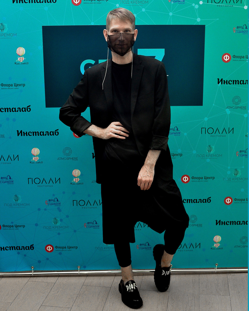 Вкусные предложения и фуршеты, розыгрыши с элементами экшена и превращение салона в зажигательный танцпол для обворожительных клиенток - “Ключ-Медиа” посетил праздничные вечеринки лучшего beauty-проекта 2019-го года и докладывает, как все прошло.