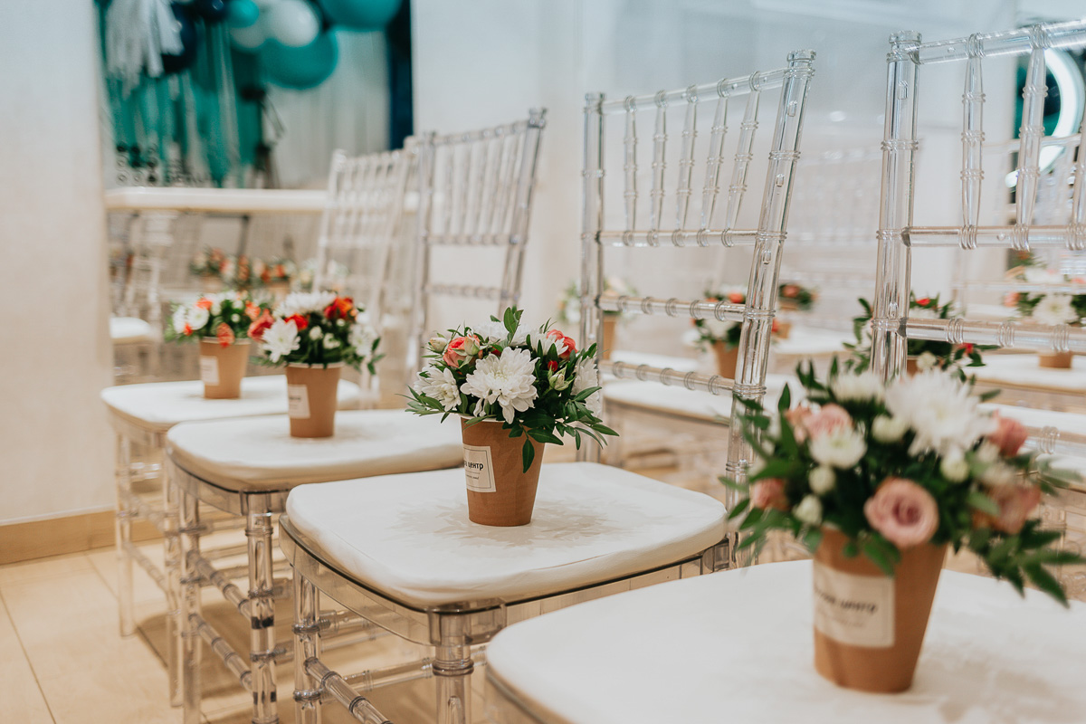 Вкусные предложения и фуршеты, розыгрыши с элементами экшена и превращение салона в зажигательный танцпол для обворожительных клиенток - “Ключ-Медиа” посетил праздничные вечеринки лучшего beauty-проекта 2019-го года и докладывает, как все прошло.