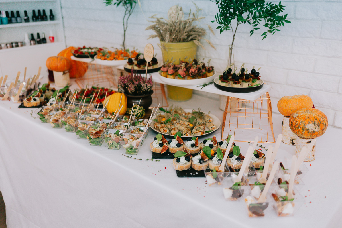 Вкусные предложения и фуршеты, розыгрыши с элементами экшена и превращение салона в зажигательный танцпол для обворожительных клиенток - “Ключ-Медиа” посетил праздничные вечеринки лучшего beauty-проекта 2019-го года и докладывает, как все прошло.