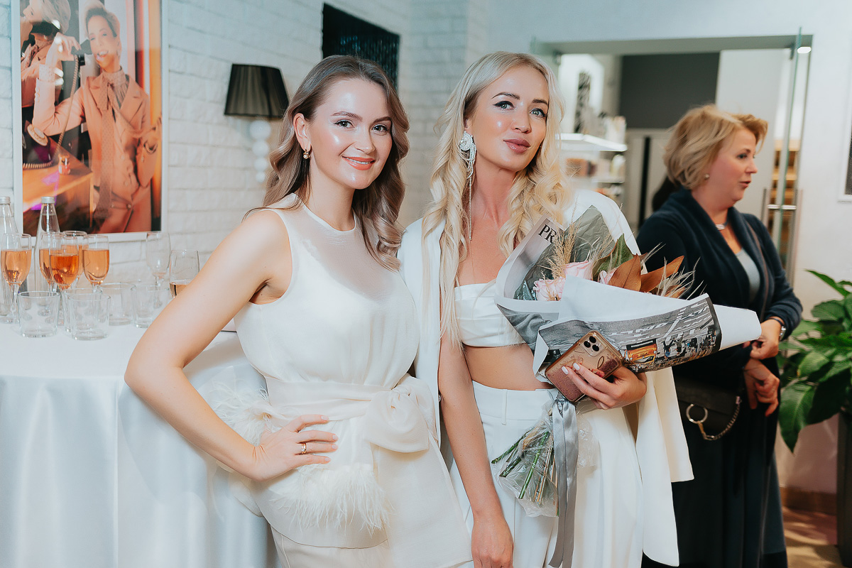 Вкусные предложения и фуршеты, розыгрыши с элементами экшена и превращение салона в зажигательный танцпол для обворожительных клиенток - “Ключ-Медиа” посетил праздничные вечеринки лучшего beauty-проекта 2019-го года и докладывает, как все прошло.