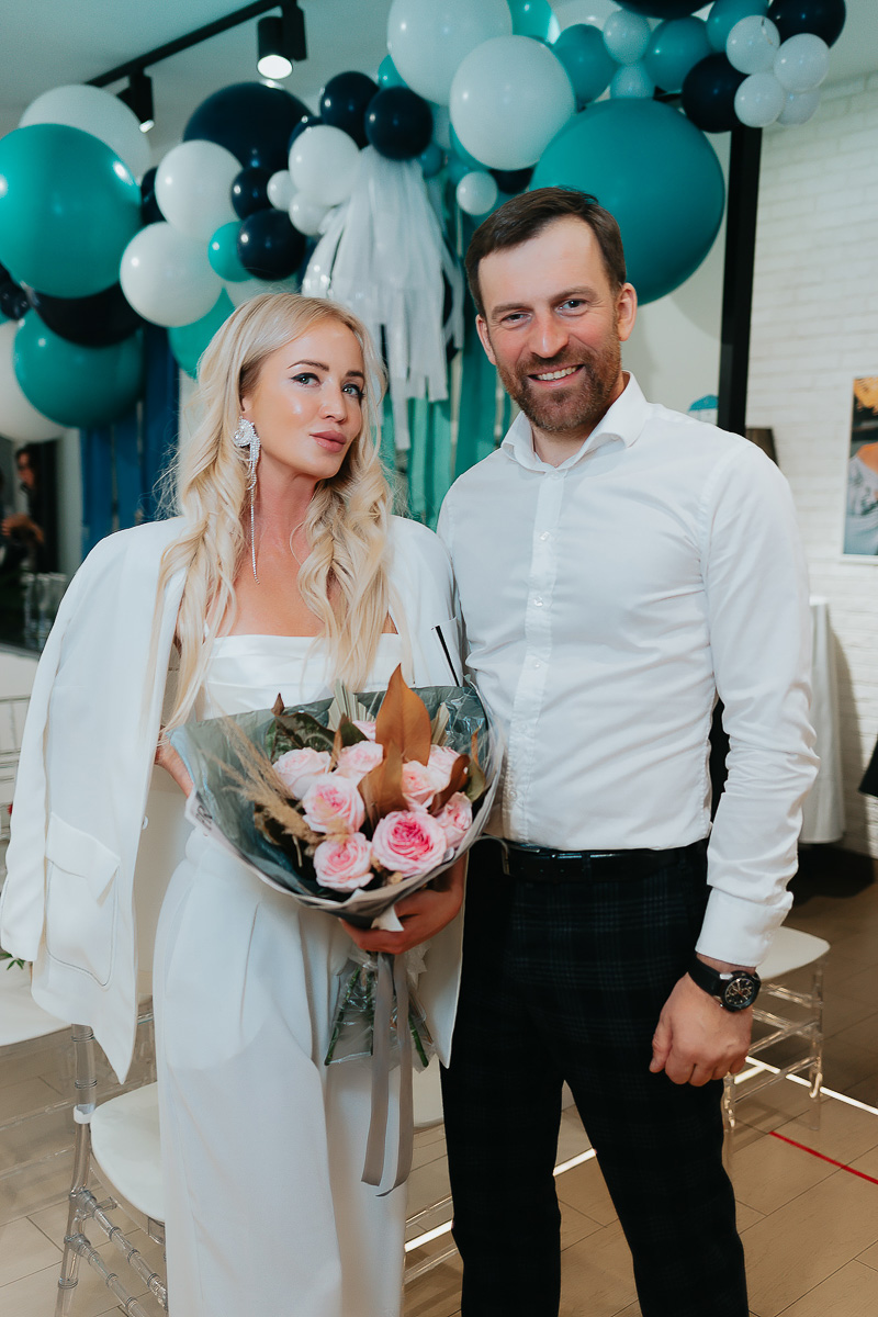 Вкусные предложения и фуршеты, розыгрыши с элементами экшена и превращение салона в зажигательный танцпол для обворожительных клиенток - “Ключ-Медиа” посетил праздничные вечеринки лучшего beauty-проекта 2019-го года и докладывает, как все прошло.