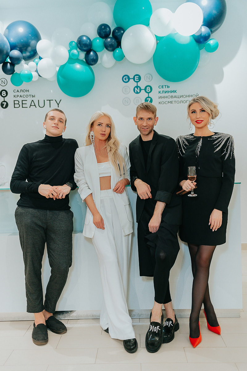 Вкусные предложения и фуршеты, розыгрыши с элементами экшена и превращение салона в зажигательный танцпол для обворожительных клиенток - “Ключ-Медиа” посетил праздничные вечеринки лучшего beauty-проекта 2019-го года и докладывает, как все прошло.