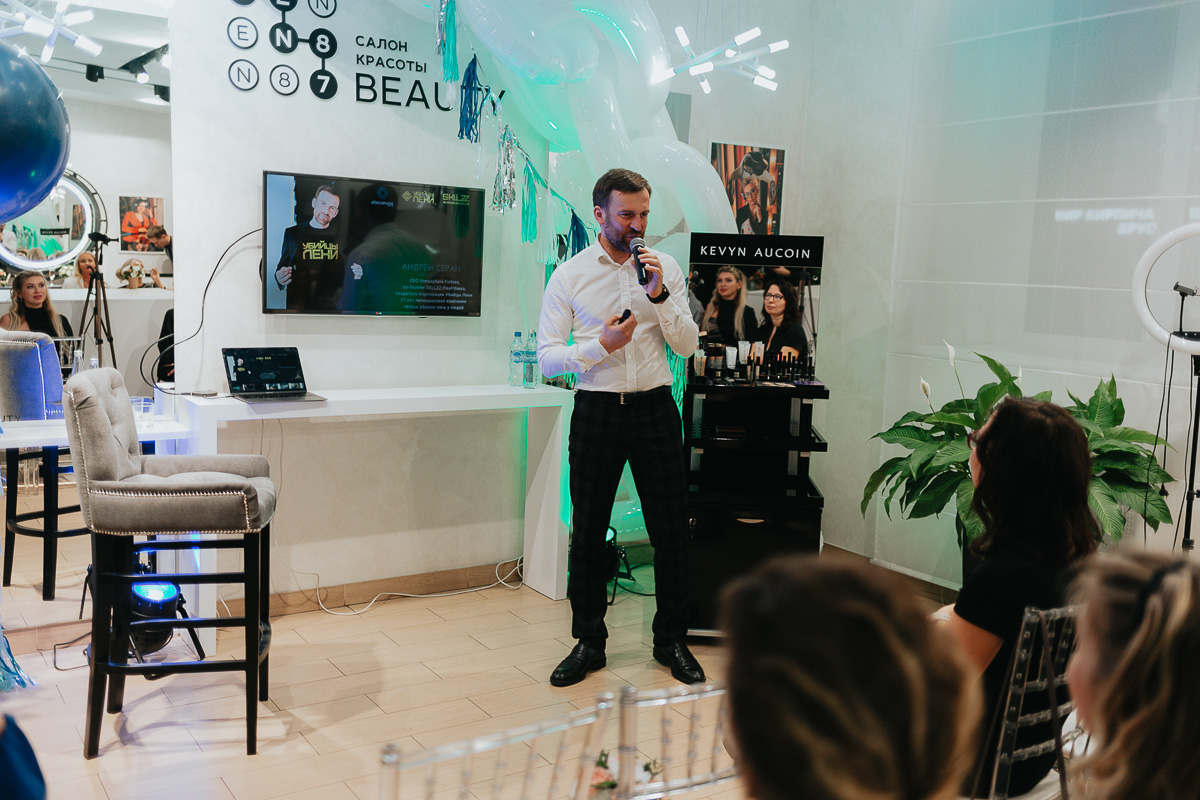 Вкусные предложения и фуршеты, розыгрыши с элементами экшена и превращение салона в зажигательный танцпол для обворожительных клиенток - “Ключ-Медиа” посетил праздничные вечеринки лучшего beauty-проекта 2019-го года и докладывает, как все прошло.