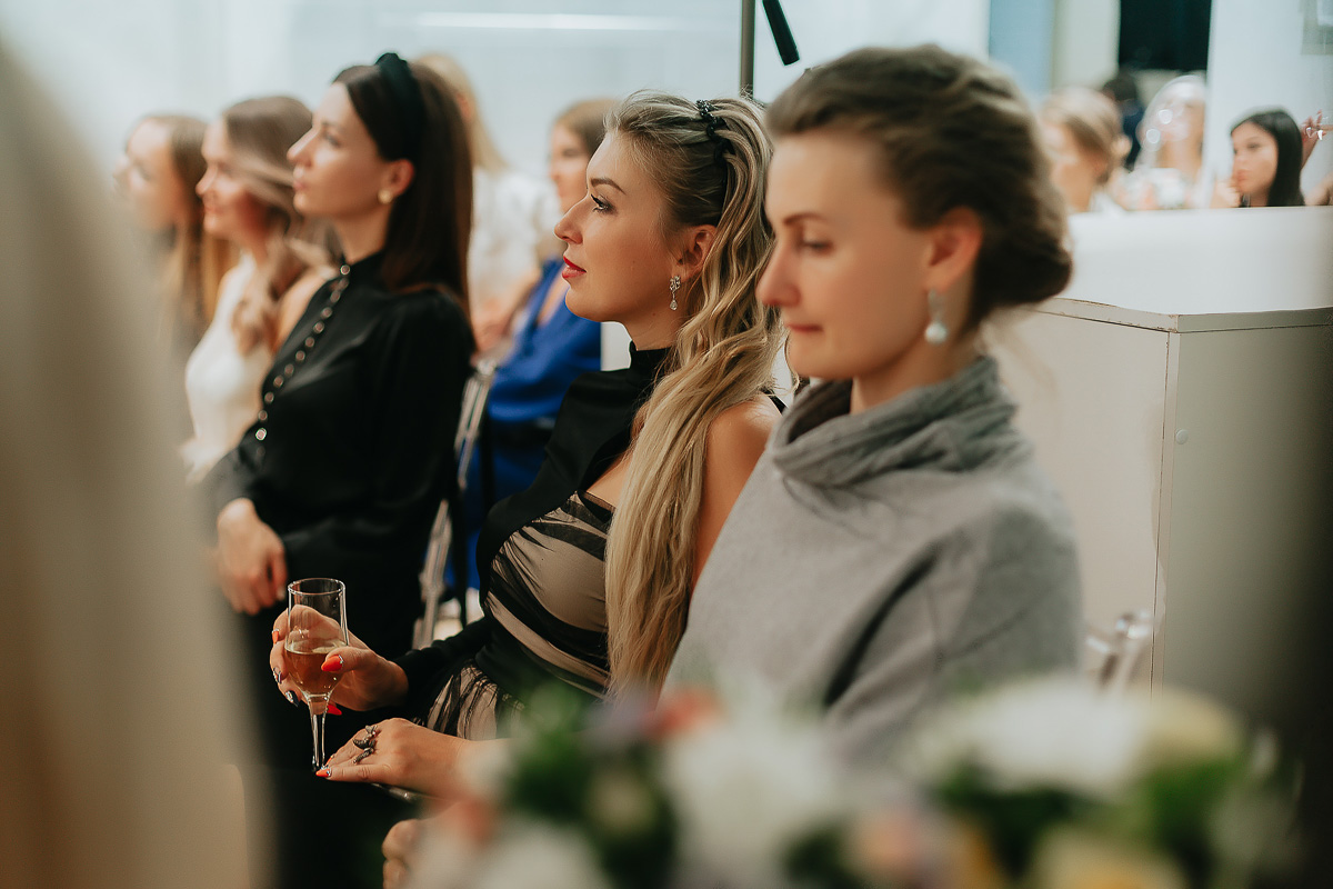 Вкусные предложения и фуршеты, розыгрыши с элементами экшена и превращение салона в зажигательный танцпол для обворожительных клиенток - “Ключ-Медиа” посетил праздничные вечеринки лучшего beauty-проекта 2019-го года и докладывает, как все прошло.