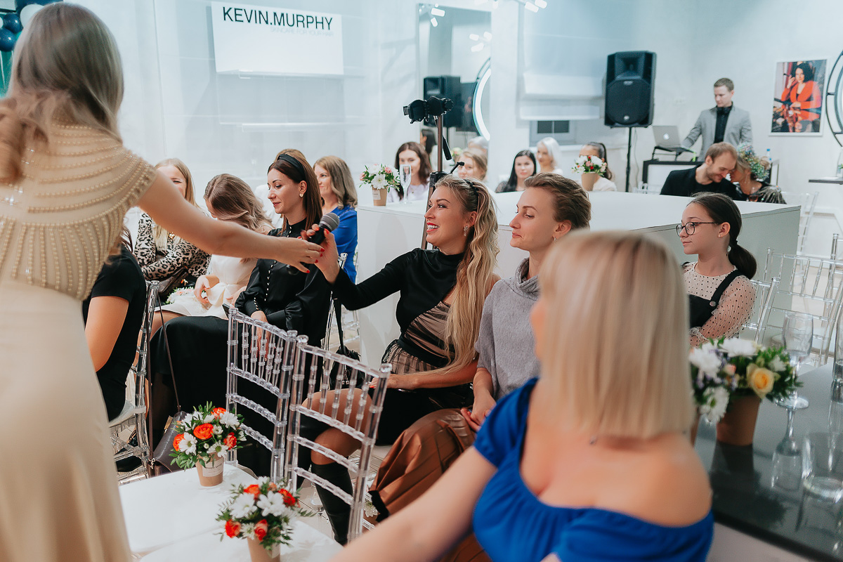 Вкусные предложения и фуршеты, розыгрыши с элементами экшена и превращение салона в зажигательный танцпол для обворожительных клиенток - “Ключ-Медиа” посетил праздничные вечеринки лучшего beauty-проекта 2019-го года и докладывает, как все прошло.