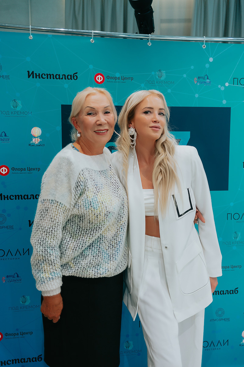 Вкусные предложения и фуршеты, розыгрыши с элементами экшена и превращение салона в зажигательный танцпол для обворожительных клиенток - “Ключ-Медиа” посетил праздничные вечеринки лучшего beauty-проекта 2019-го года и докладывает, как все прошло.