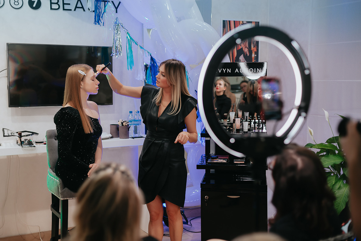 Вкусные предложения и фуршеты, розыгрыши с элементами экшена и превращение салона в зажигательный танцпол для обворожительных клиенток - “Ключ-Медиа” посетил праздничные вечеринки лучшего beauty-проекта 2019-го года и докладывает, как все прошло.