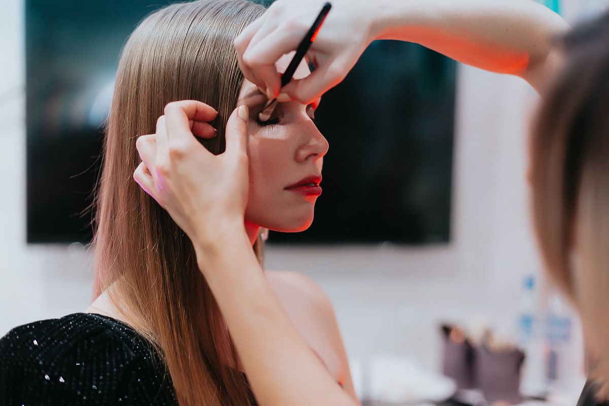 Вкусные предложения и фуршеты, розыгрыши с элементами экшена и превращение салона в зажигательный танцпол для обворожительных клиенток - “Ключ-Медиа” посетил праздничные вечеринки лучшего beauty-проекта 2019-го года и докладывает, как все прошло.