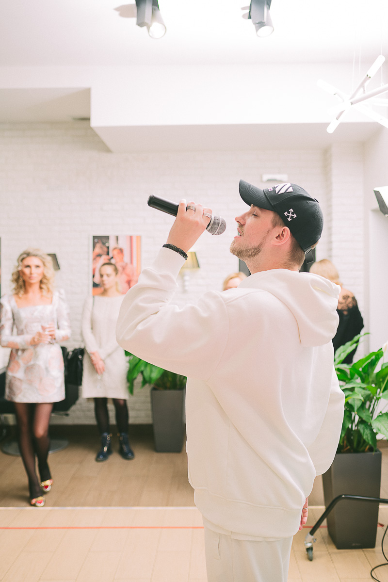 Вкусные предложения и фуршеты, розыгрыши с элементами экшена и превращение салона в зажигательный танцпол для обворожительных клиенток - “Ключ-Медиа” посетил праздничные вечеринки лучшего beauty-проекта 2019-го года и докладывает, как все прошло.