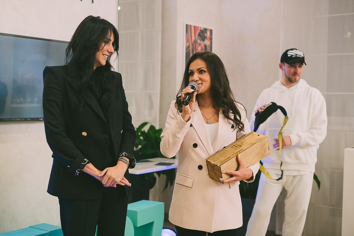 Вкусные предложения и фуршеты, розыгрыши с элементами экшена и превращение салона в зажигательный танцпол для обворожительных клиенток - “Ключ-Медиа” посетил праздничные вечеринки лучшего beauty-проекта 2019-го года и докладывает, как все прошло.