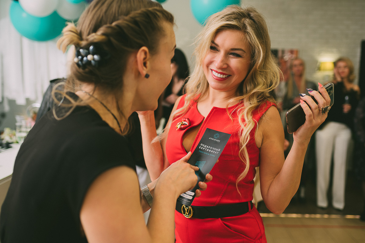 Вкусные предложения и фуршеты, розыгрыши с элементами экшена и превращение салона в зажигательный танцпол для обворожительных клиенток - “Ключ-Медиа” посетил праздничные вечеринки лучшего beauty-проекта 2019-го года и докладывает, как все прошло.